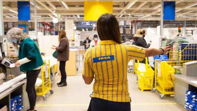 Imagen de una empleada de Ikea en un centro de Ikea
