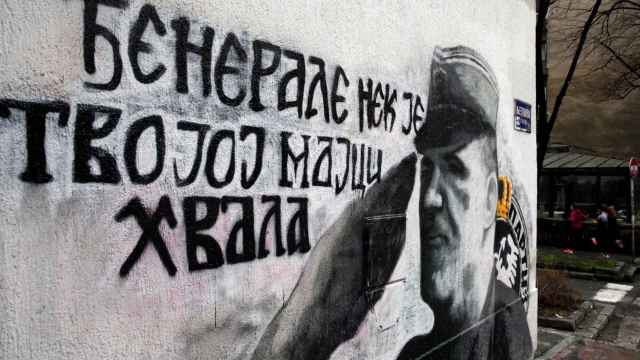 El mural de Ratko Mladic en Belgrado que protegían varios encapuchados para evitar que se borrara.