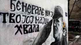 El mural de Ratko Mladic en Belgrado que protegían varios encapuchados para evitar que se borrara.