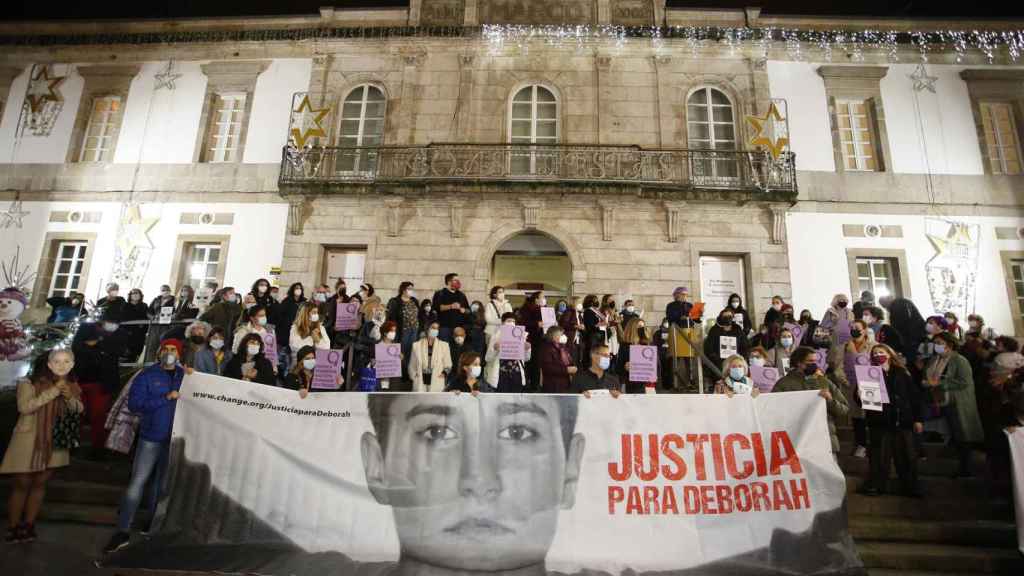 Centenares de personas se concentran en Vigo para reclamar justicia para Déborah.