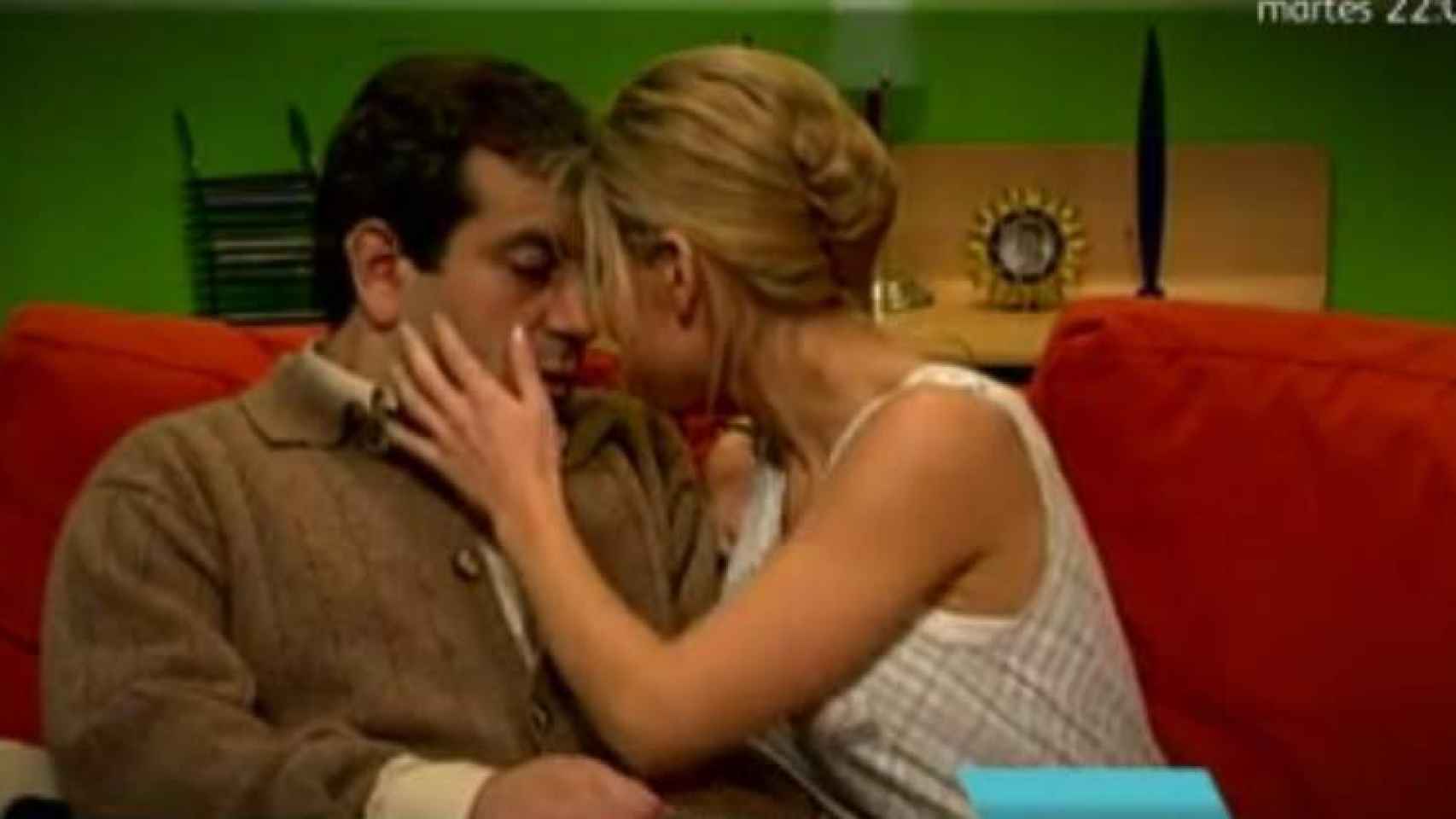 Carlos Sobera, en 'Al salir de clase' rechazando un beso de Elsa Pataky.