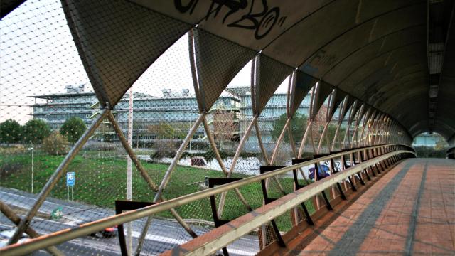 La pasarela peatonal de acceso a la sede de Abengoa en Sevilla.