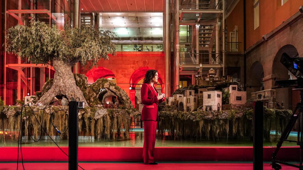 Isabel Díaz Ayuso, con el belén de la Comunidad de Madrid de fondo.