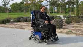 Una usuaria en la silla de ruedas eléctrica Kahlo.