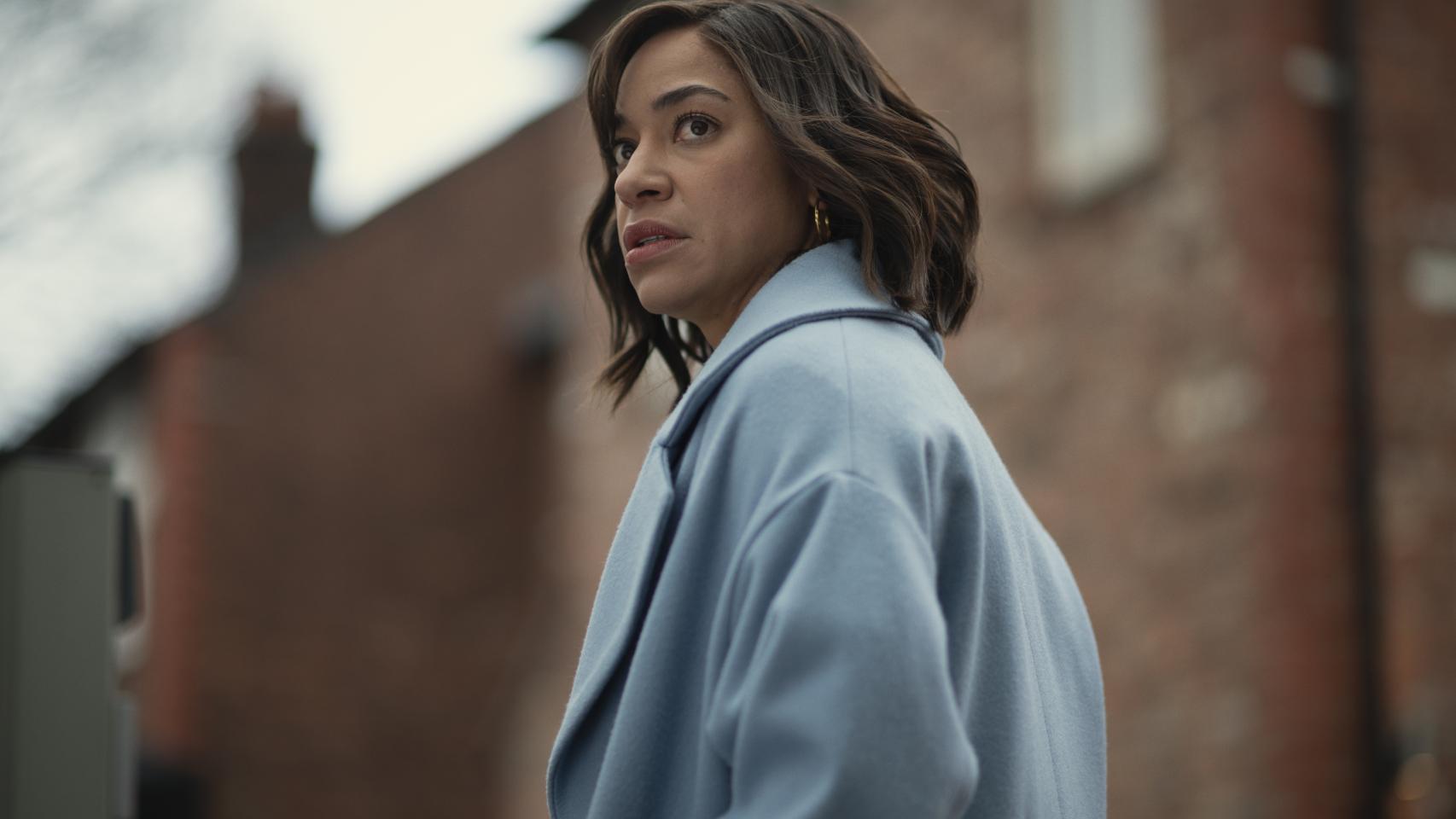 Netflix estrena hoy 'Stay Close', la serie protagonizada por Cush Jumbo y Richard Armitage.