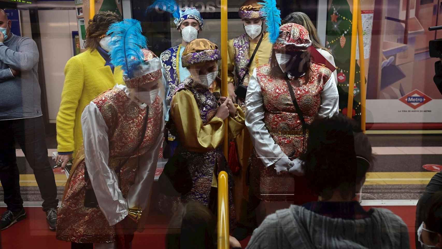 Pajes de los Reyes Magos en el Metro de Madrid. Víctor Lerena/EFE