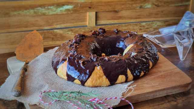 Roscón de Reyes glaseado con chocolate, una opción muy apetitosa