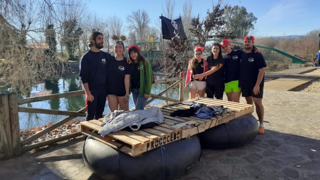 Algunos de los bañistas que se han remojado en el río Bullaque.