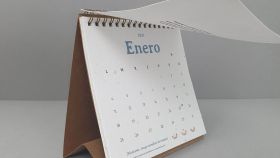 Calendario elaborado con papel de semillas.