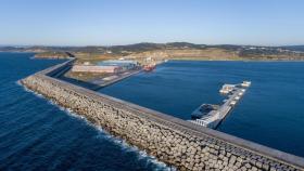 Instalaciones del puerto exterior de A Coruña, con el muelle B2 detrás de las naves a la izquierda.