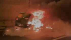 El coche en llamas en el túnel del Cerrado de Calderón.