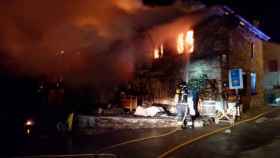 Un incendio destruye el bar y albergue El Refugio de La Faba en León