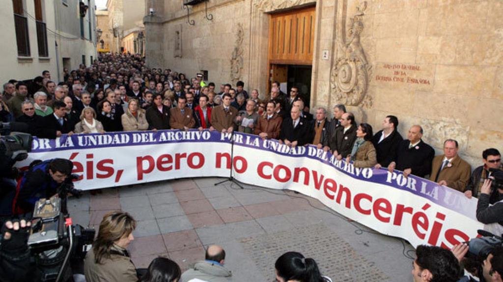 Imagen de archivo de una concentración contra la salida de documentos frente a la sede del Archivo de la Guerra Civil