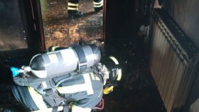 Un bombero interviene para sofocar el fuego en el interior del Ayuntamiento