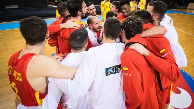 La selección española de baloncesto celebra un triunfo ante Macedonia