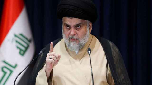 El clérigo chiíta iraquí Muqtada al-Sadr habla tras el anuncio de los resultados preliminares de las elecciones parlamentarias iraquíes.