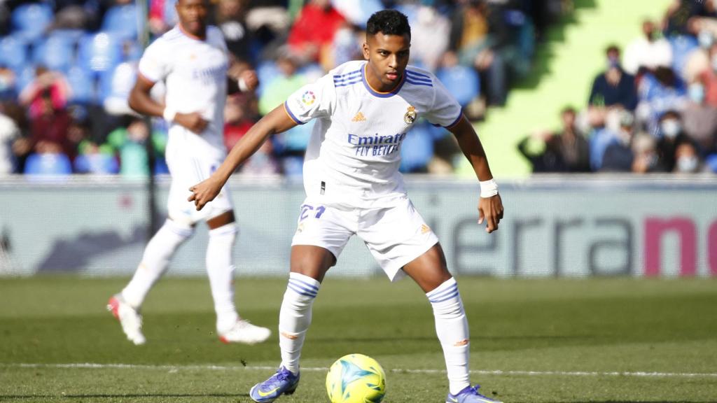 Rodrygo controlando un balón