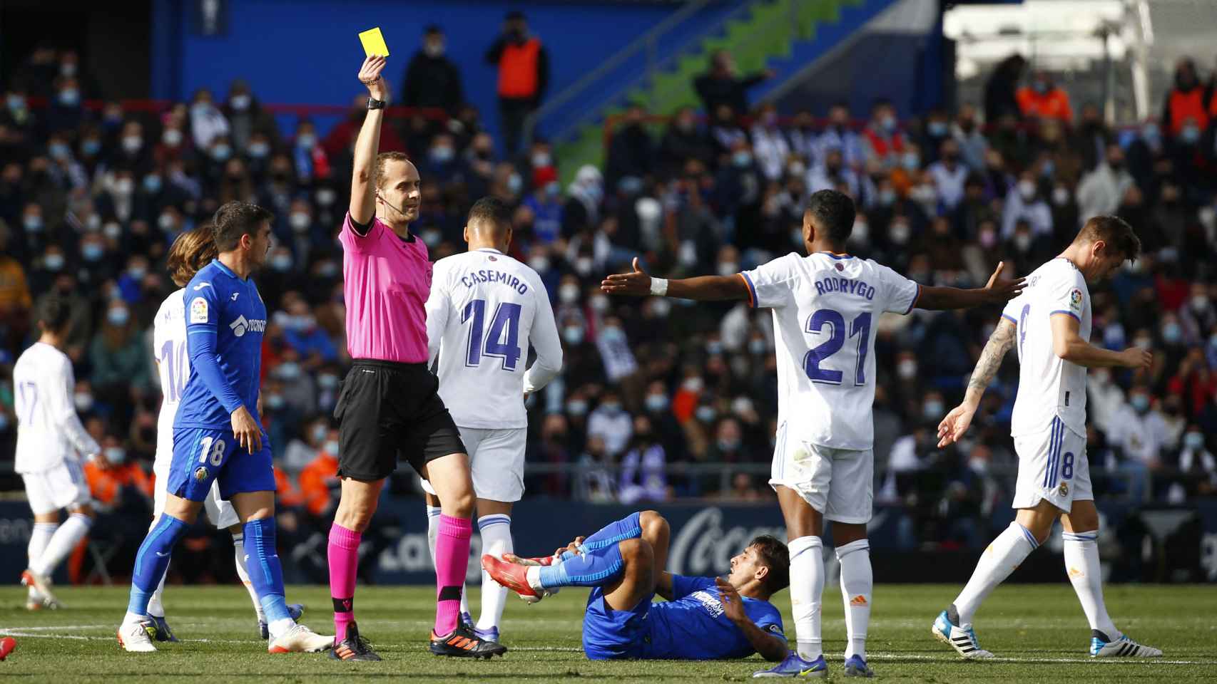 El árbitro Melero López muestra la tarjeta amarilla a Rodrygo en el Getafe - Real Madrid