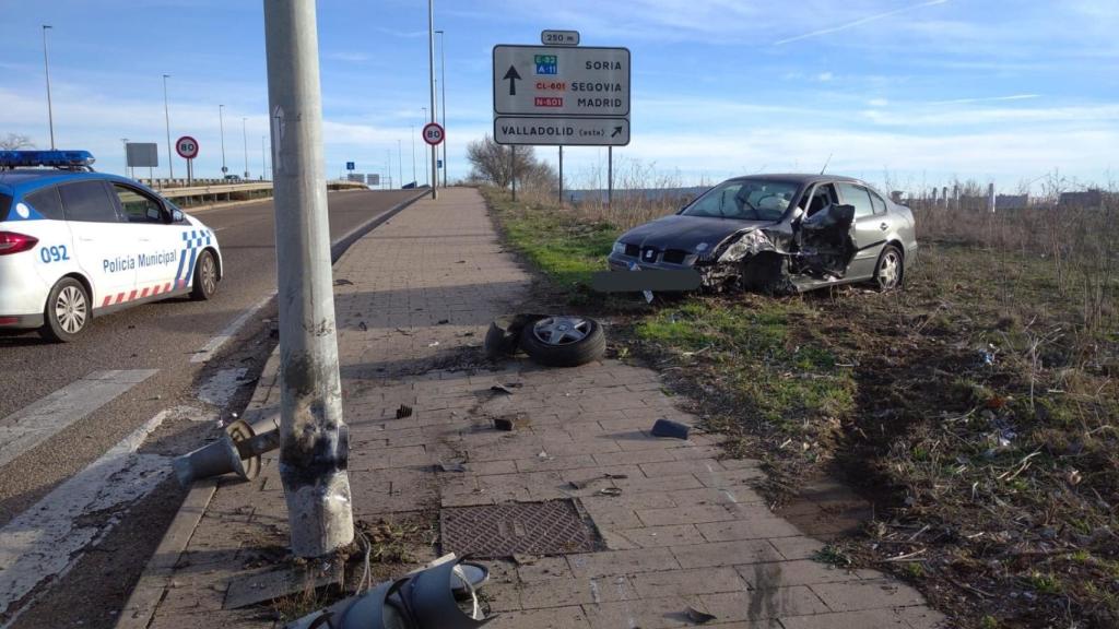 Choca contra un semáforo y una farola, huye y es pillado por la Policía sin carné y positivo en drogas