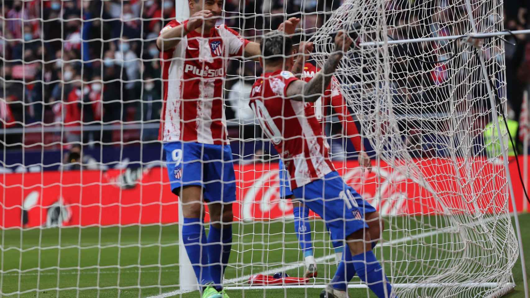 Ángel Correa y Luis Suárez celebran un gol dentro de la portería