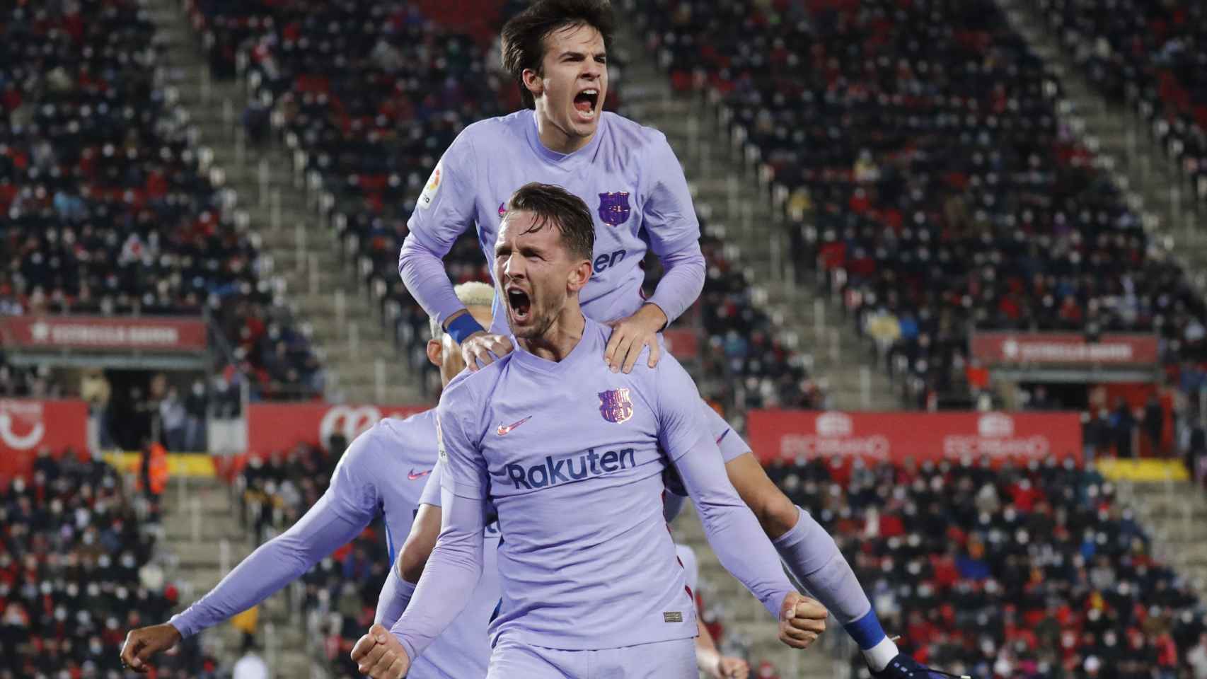 Riqui Puig celebra junto a De Jong el gol del holandés