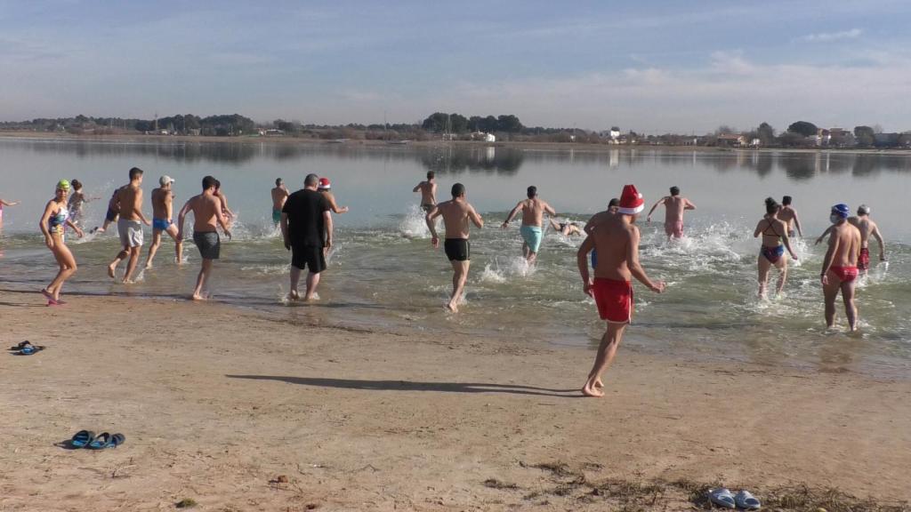 Algunos de los bañistas entrando en las aguas de las lagunas de Villafranca.