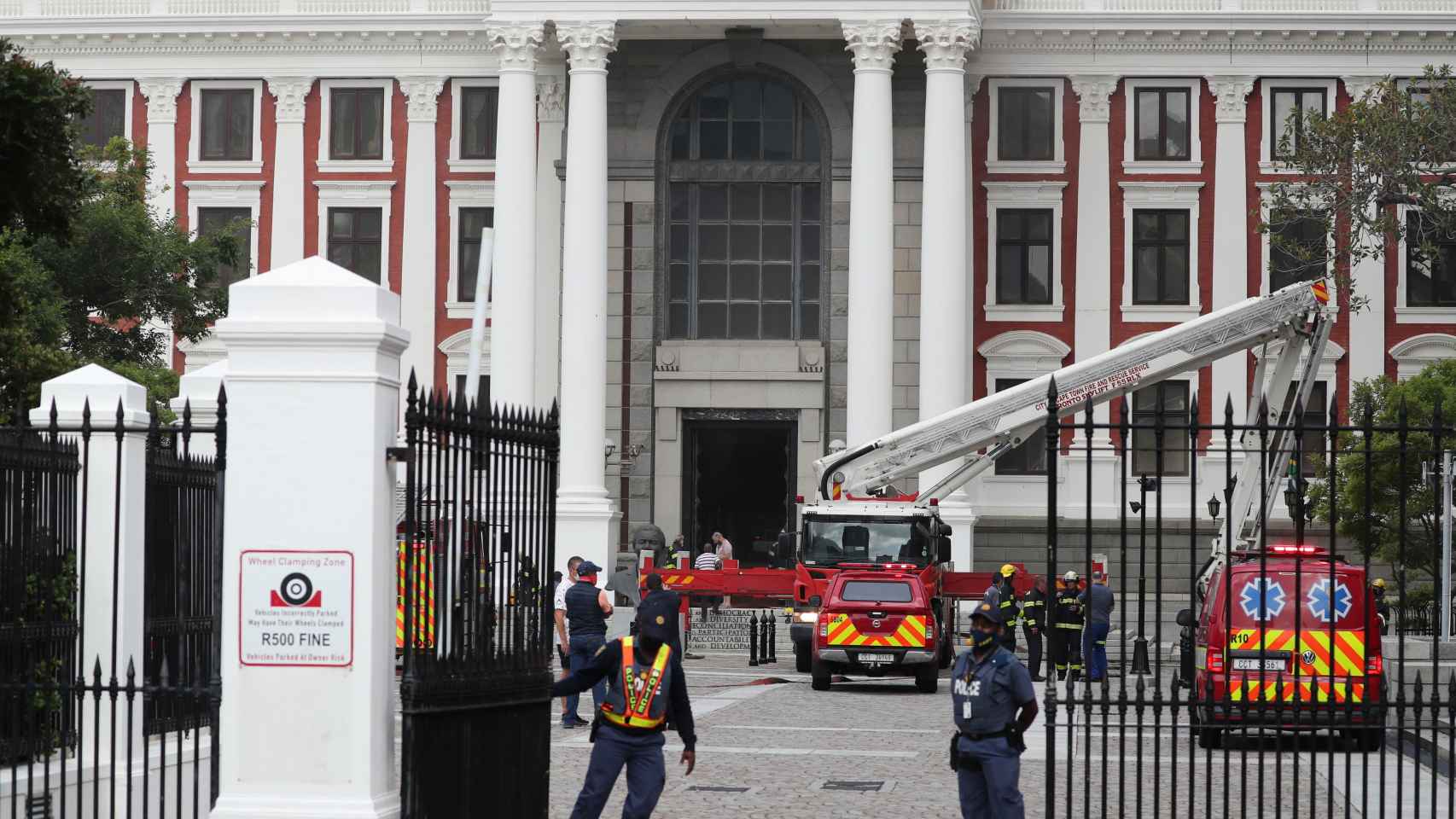 Los bomberos en la entrada del Parlamento de Ciudad del Cabo.