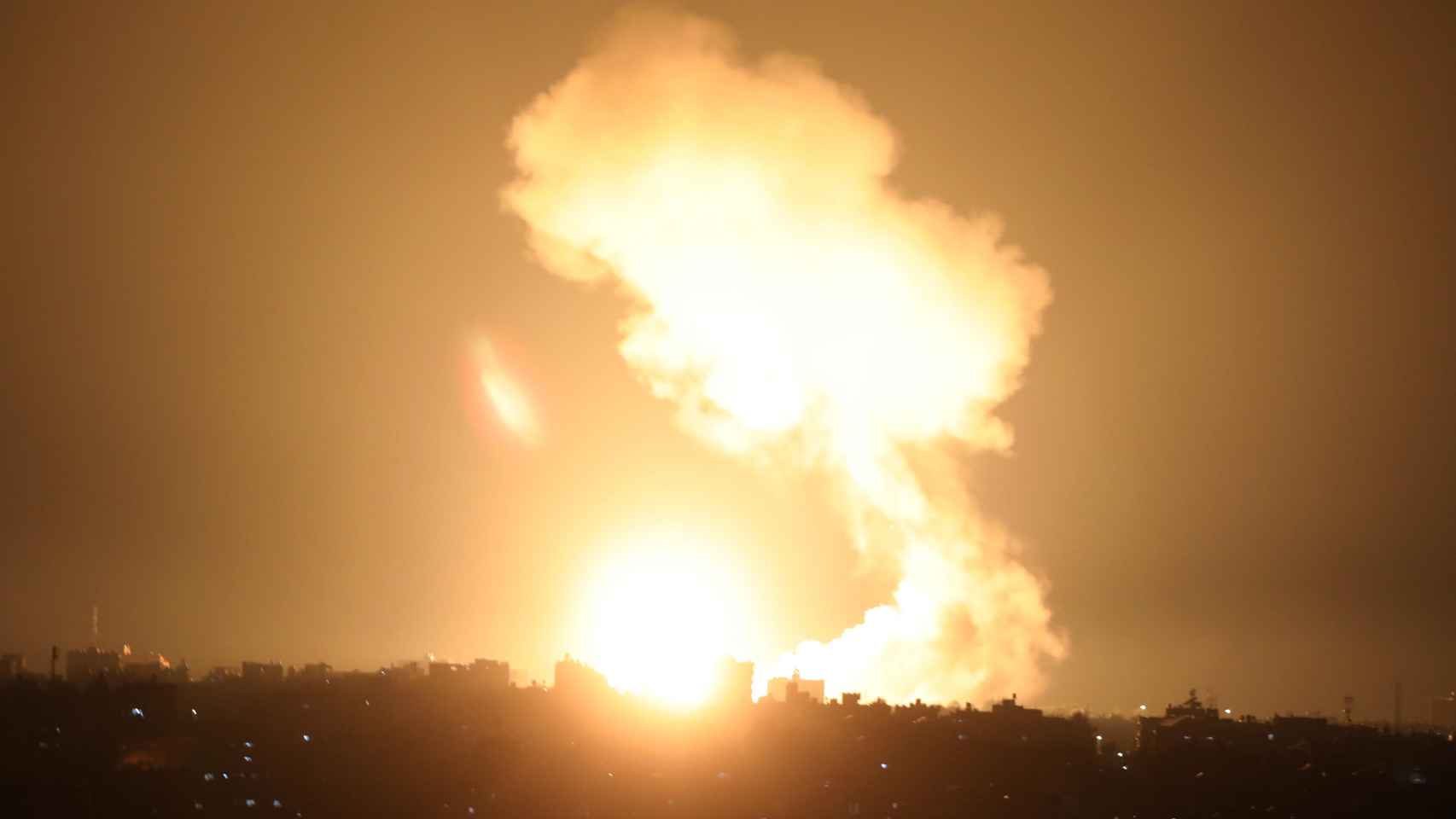 El humo y el fuego se elevan tras un ataque aéreo israelí en Jan Yunis.