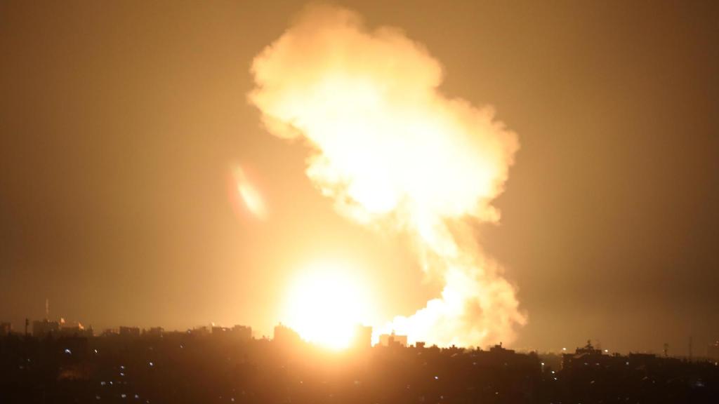 El humo y el fuego se elevan tras un ataque aéreo israelí en Jan Yunis.