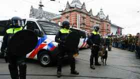 Policías neerlandeses con perros de guardia durante la manifestación de este domingo en Ámsterdam.