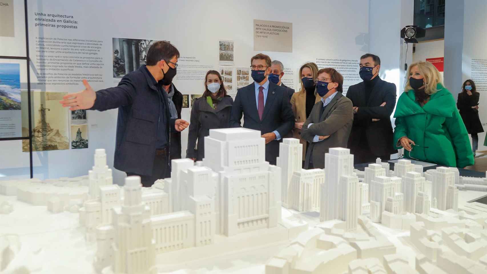 José Luis Martínez-Almeida y Alberto Núñez Feijóo durante una visita a la exposición ‘Antonio Palacios. Soños de modernidade, compromiso con Galicia’, en Vigo.