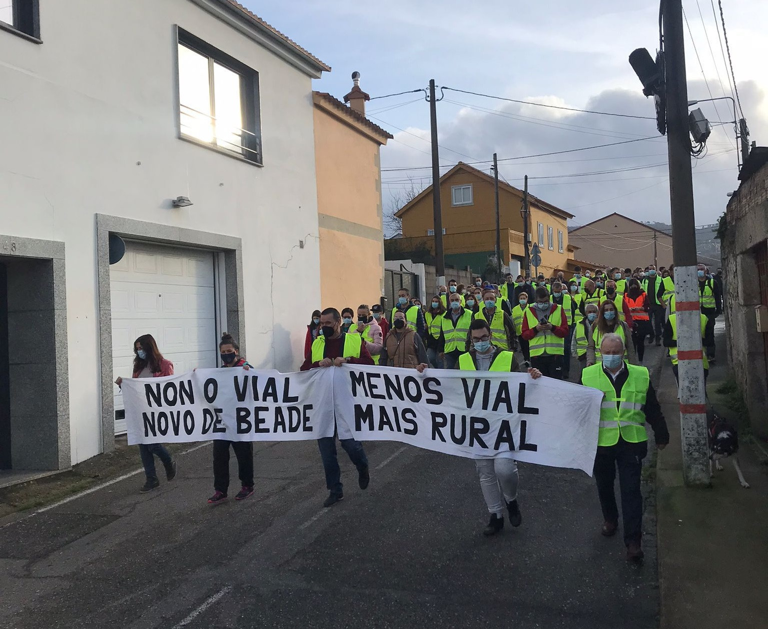 Protesta de los vecinos de Beade contra el neuvo vial (Cedida).