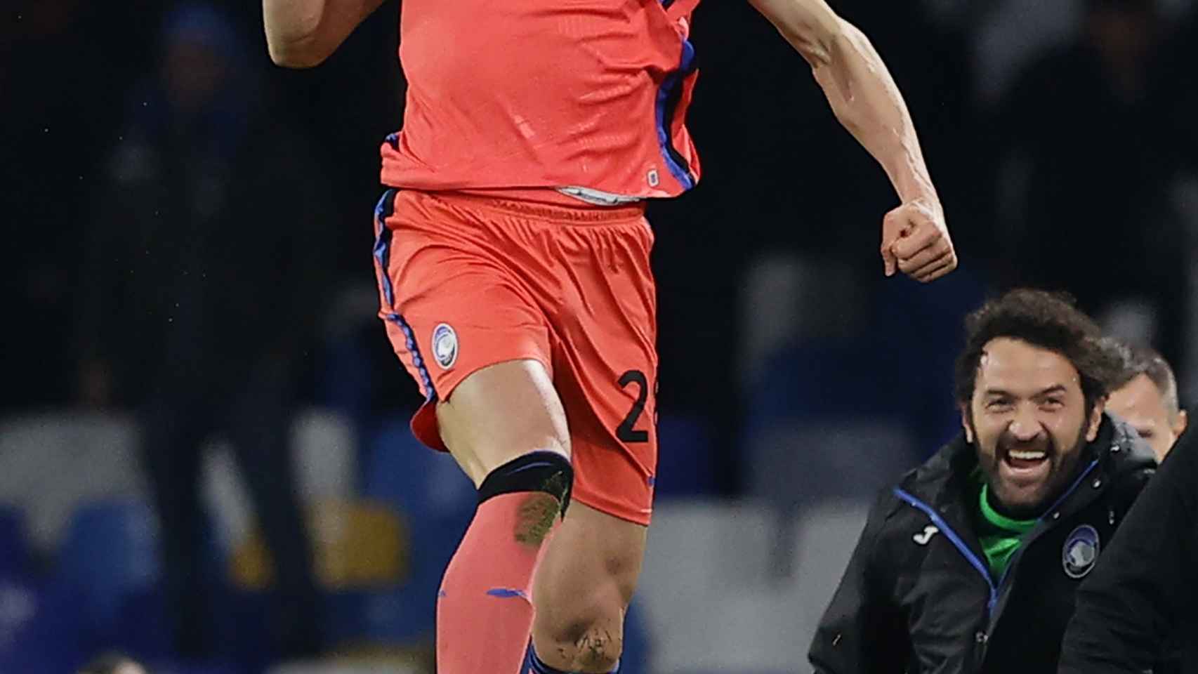 Merih Demiral celebra un gol con el Atalanta.
