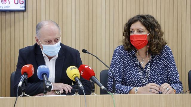 La secretaria de Políticas Sociales e Igualdad de UGTCyL, Victoria Zumalacárregui, junto al secretario general Autonómico, Faustino Temprano, imagen de archivo