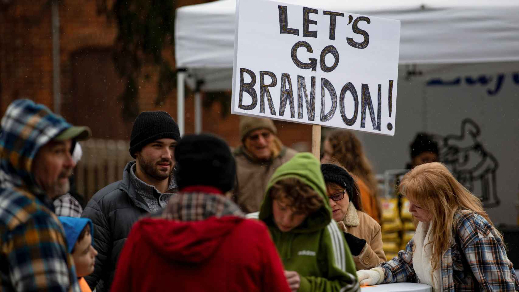 Un cartel con el lema Let's go Brandon.