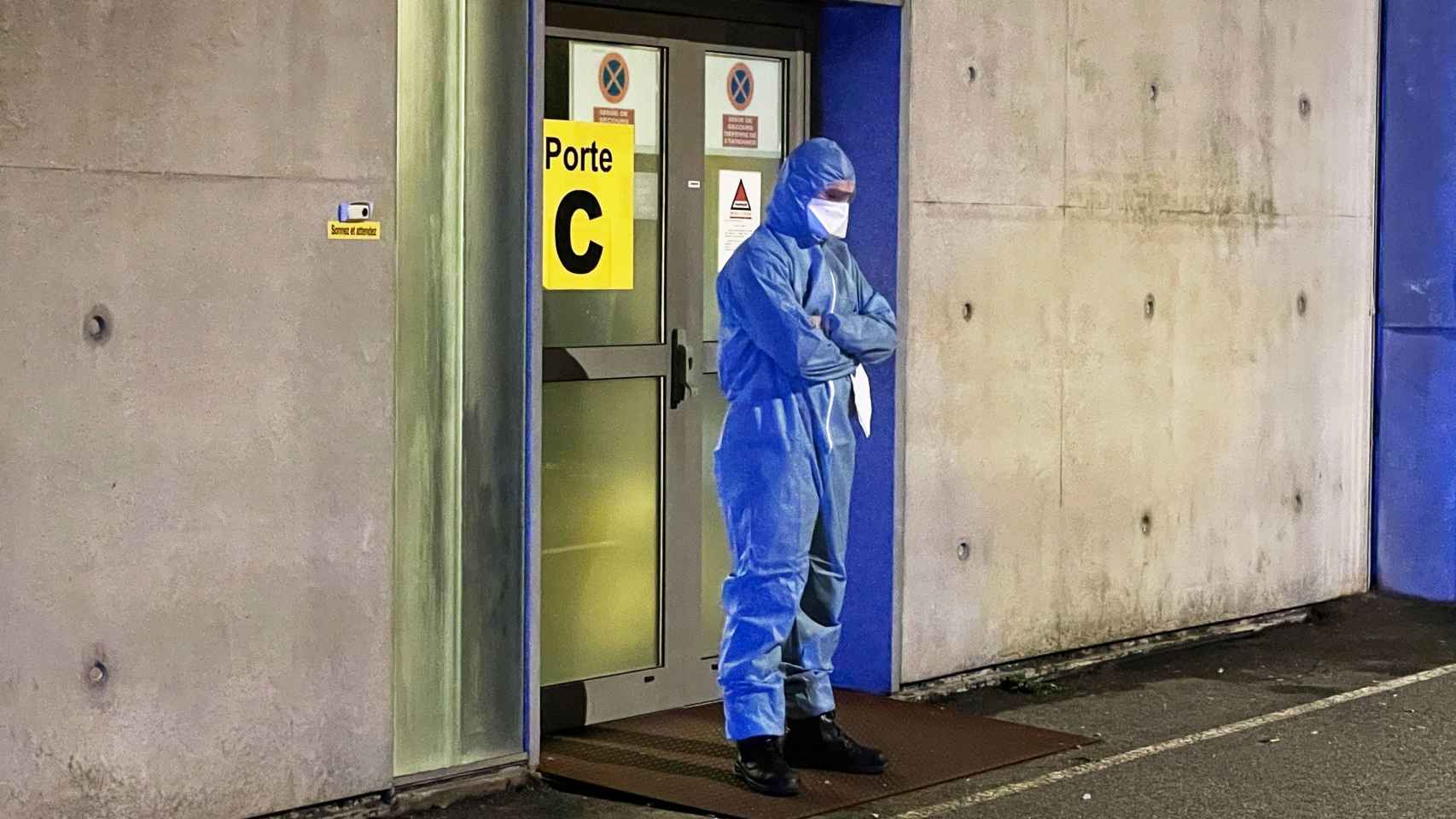 Un sanitario a las puertas de la unidad covid de un hospital en Francia.