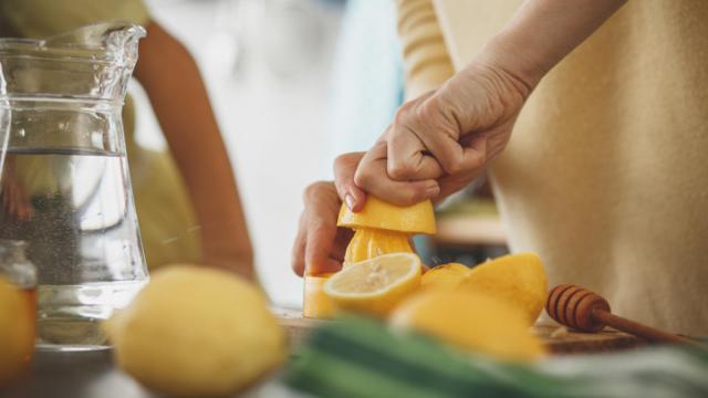 Propiedades del limón para desinflamar la barriga y el abdomen