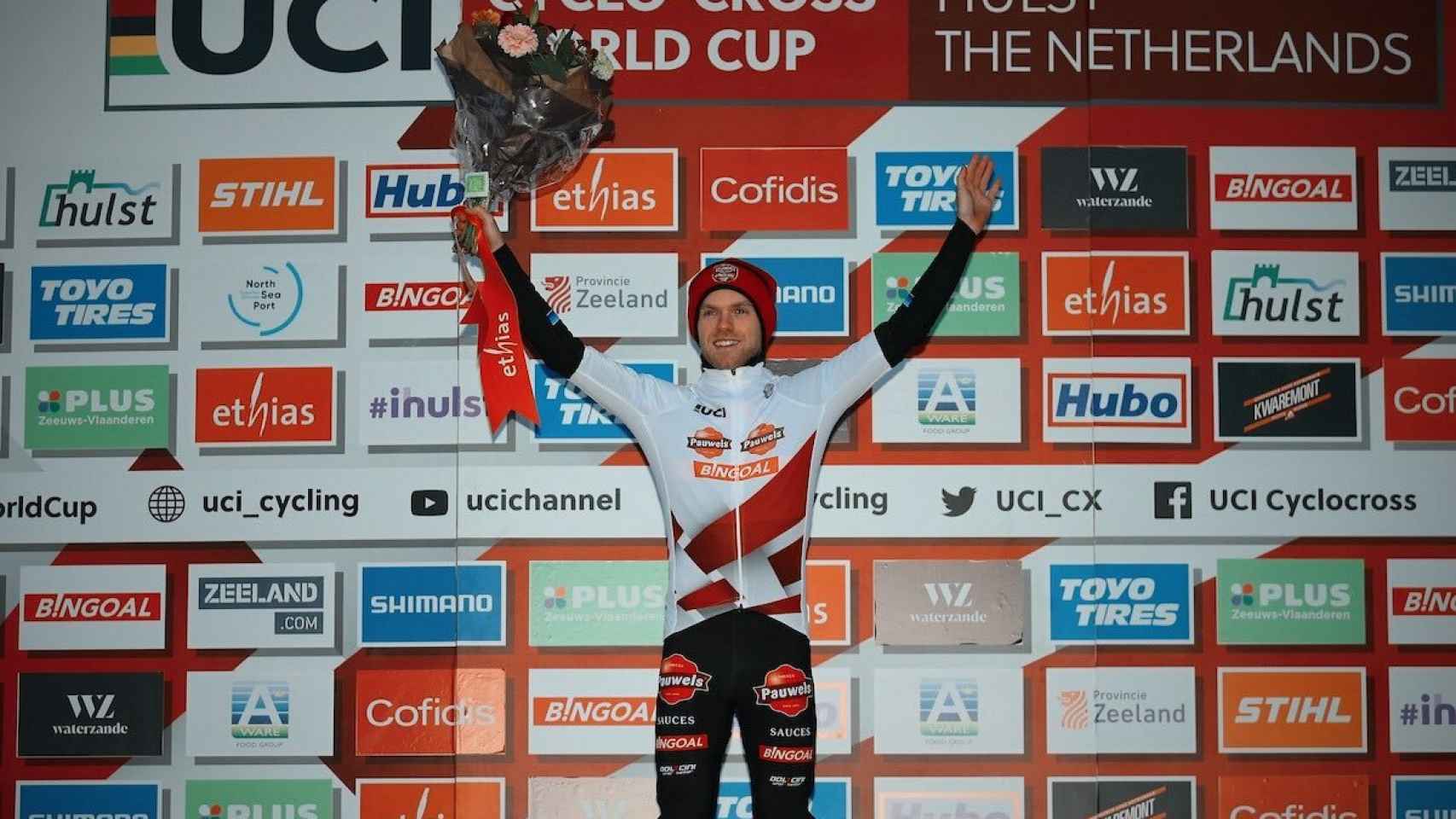 Eli Iserbyt celebra el triunfo en la Copa del Mundo de ciclocrós.