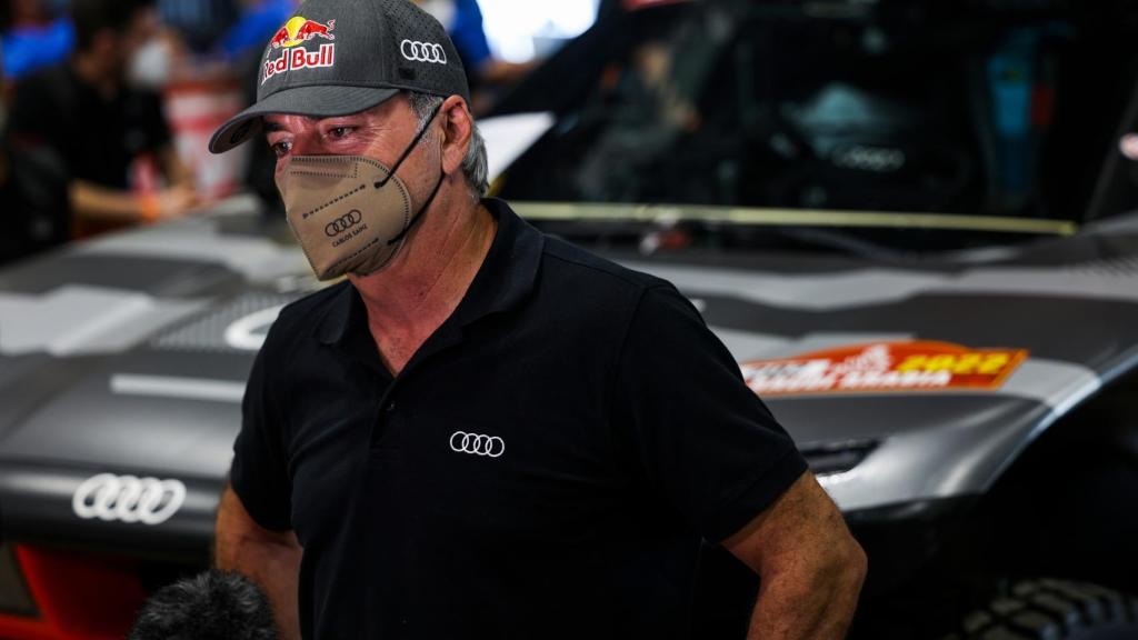 Carlos Sainz en el vivac del Rally Dakar 2022 junto a su Audi RS Q e-tron