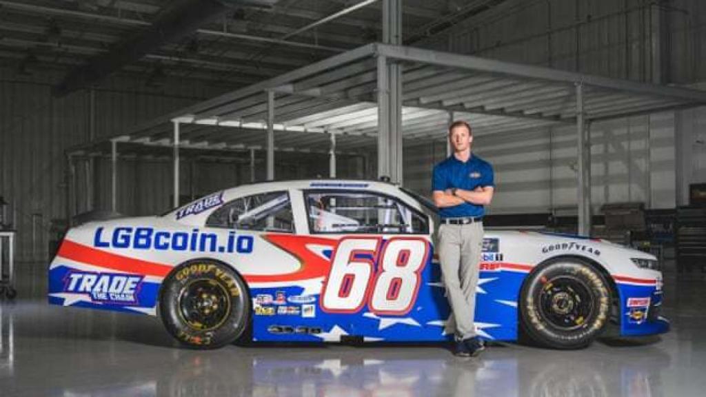 Brandon Brown y su coche de la NASCAR con la publicidad de criptomonedas basado en el eslogan contra Joe Biden.