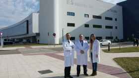 Los cirujanos David Martínez, Javier Lesaga y Jara Hernández, a las puertas del Hospital Universitario de Toledo.