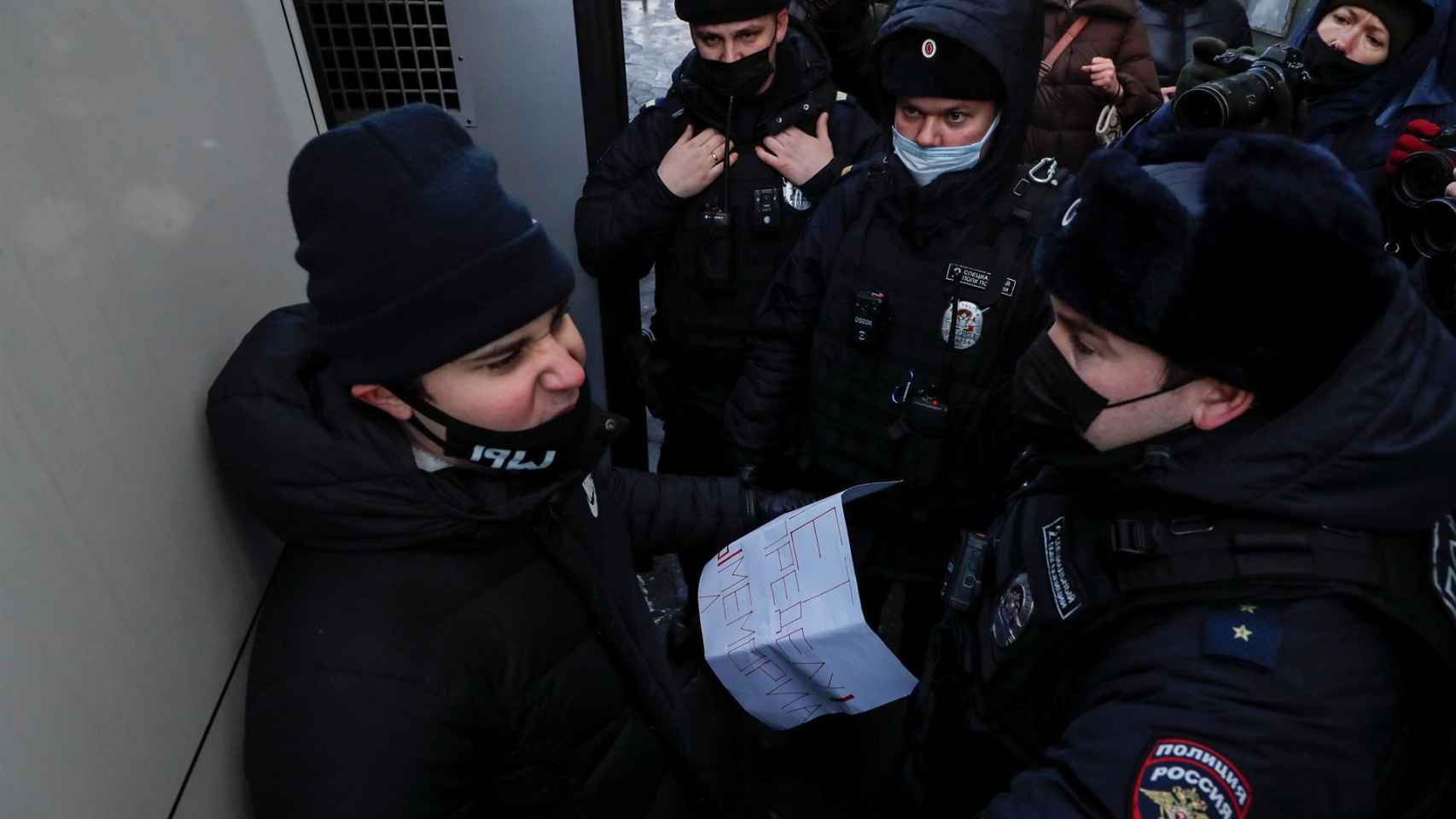 Momento en el que la policía rusa detiene a un activista de la ONG de derechos humanos Memorial a las puertas del Tribunal Supremo el 28 de diciembre.