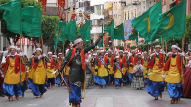 Una comparsa de 'moros', ajena a la citada en esta información, en una imagen de archivo.