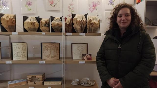 Miriam Otero en el interior de su tienda, Cajón de Sastre, con los libros que ella misma customiza.