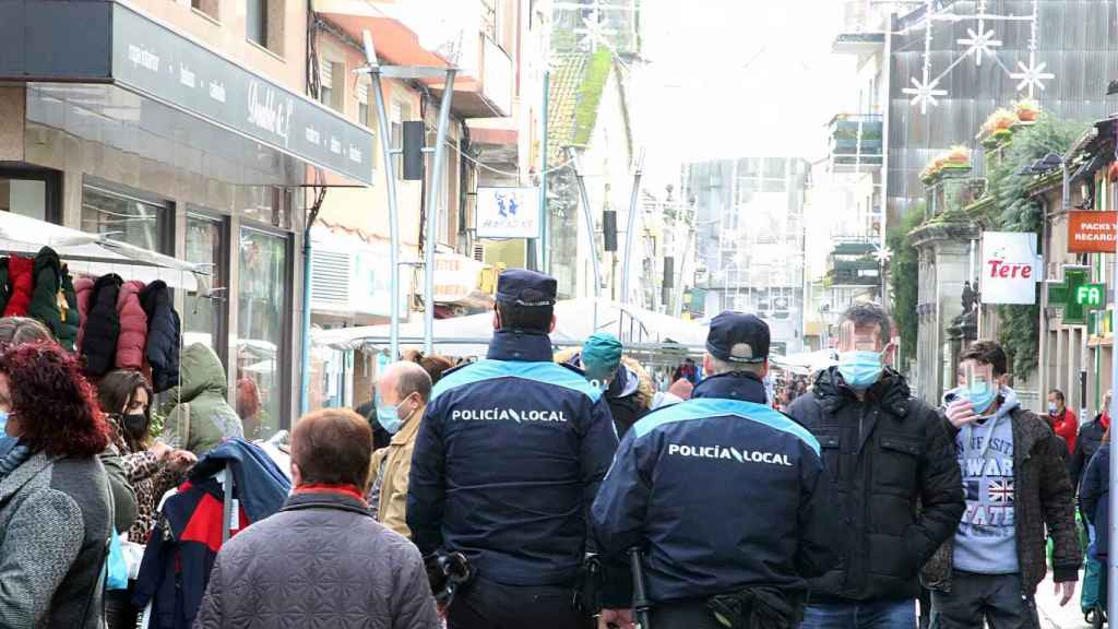 Agentes de la Policía Local de Porriño de patrulla.