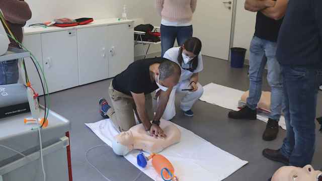 El Hospital Álvaro Cunqueiro de Vigo enseña a salvar vidas a la Guardia Civil