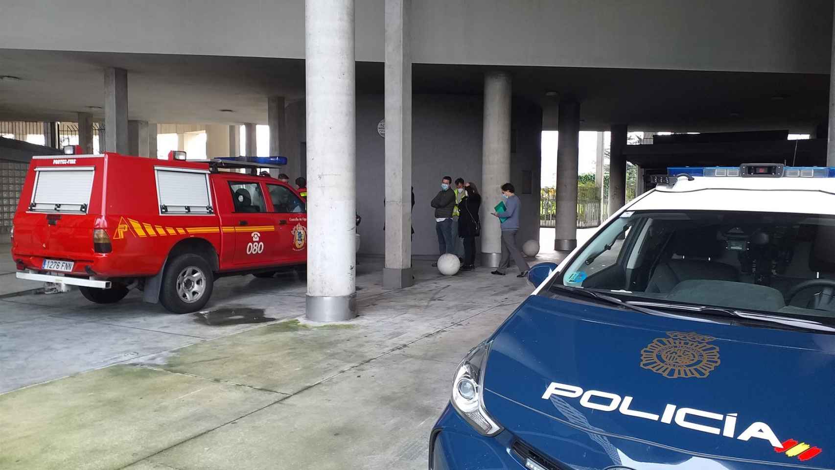 Acceso al edificio de Teixugueiras 17, en Vigo, donde un incendio declarado en el garaje afectó a más de una treintena de vehículos.