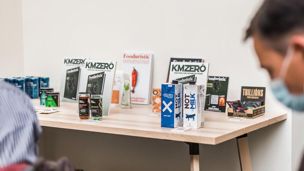 Alimentos innovadores expuestos en la presentación de Fooduristic'22 en Madrid.