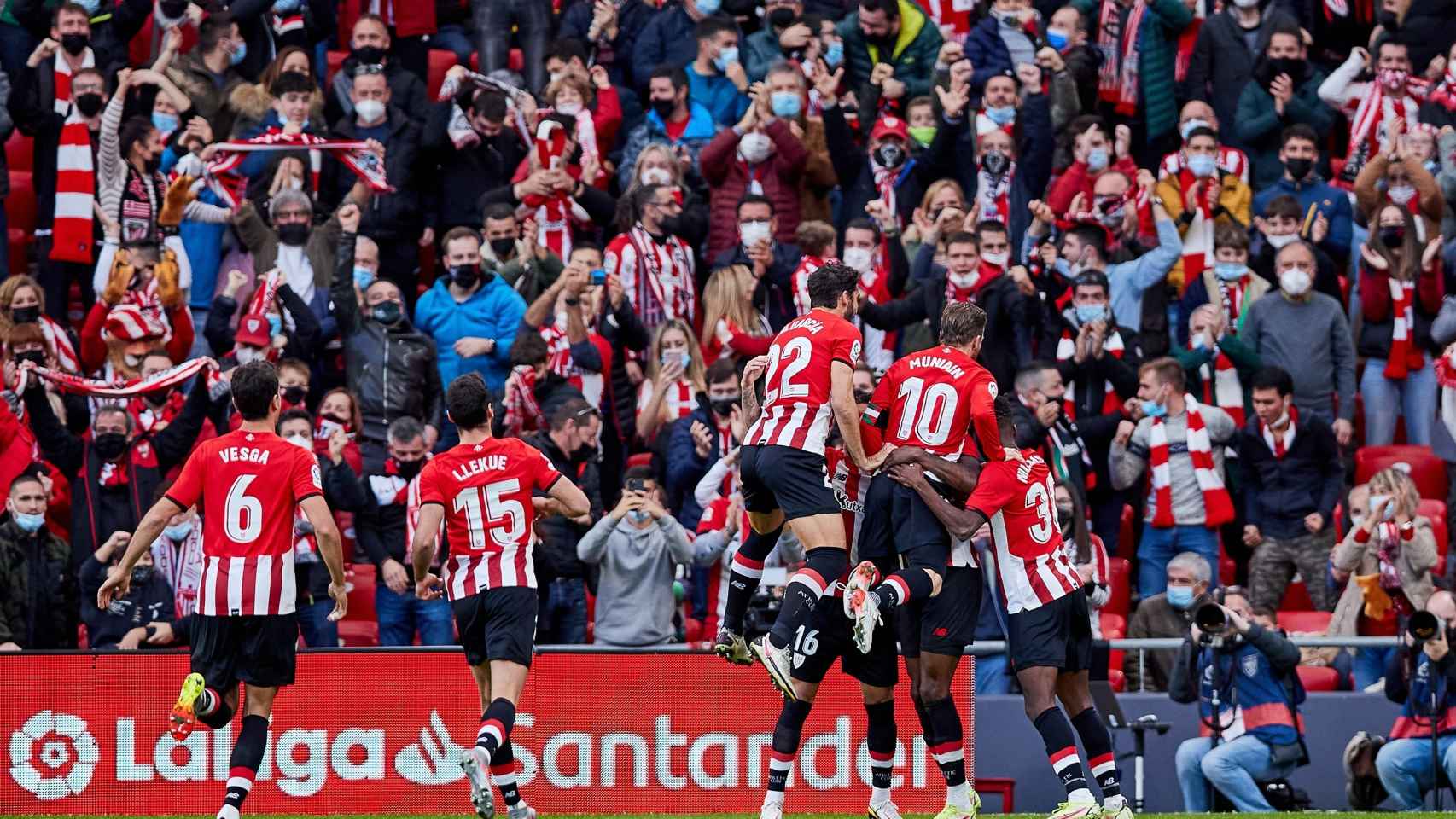 Las gradas de San Mamés celebran un gol del Athletic Club.