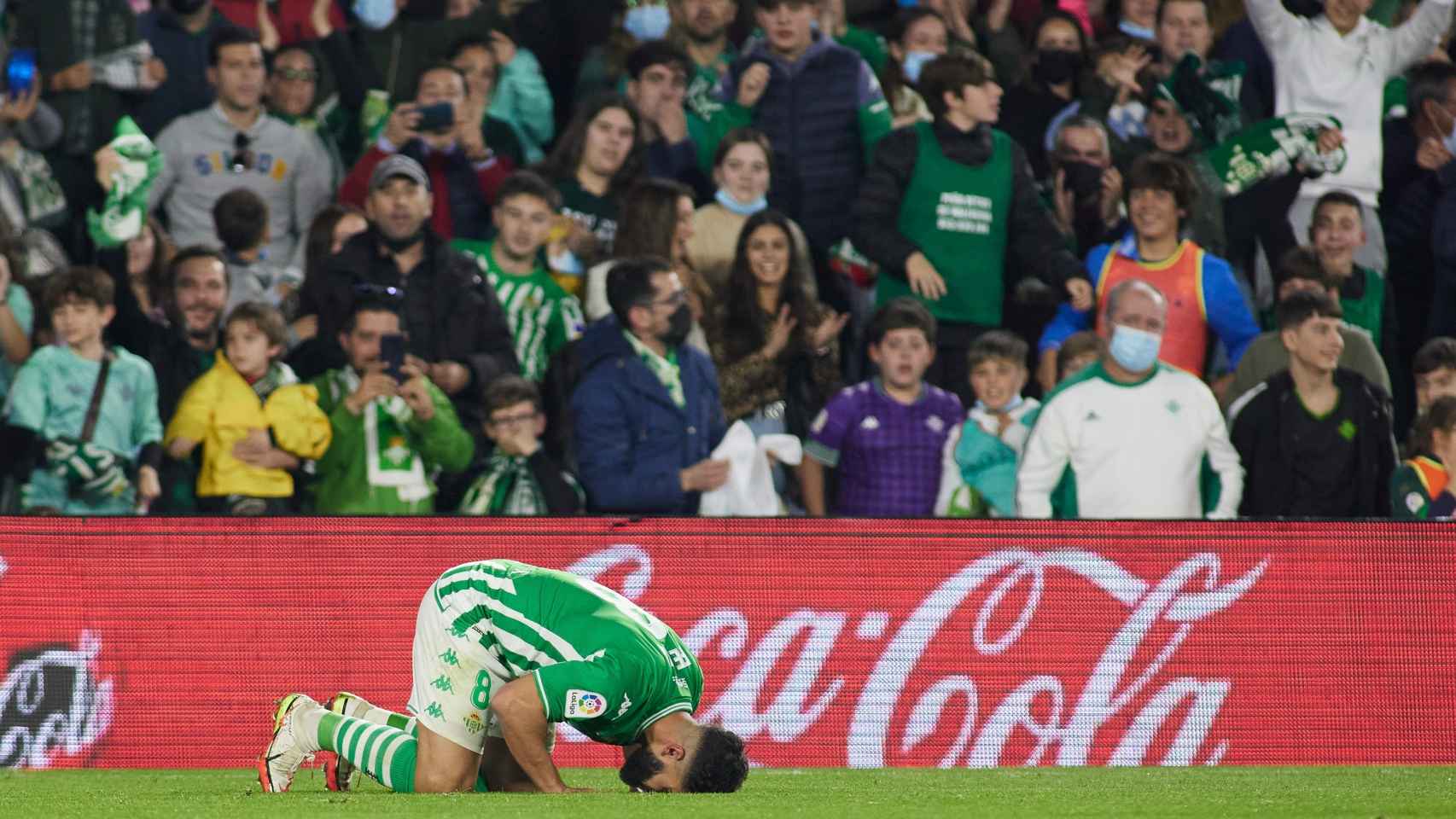 La afición del Real Betis celebra un gol de Nabil Fekir.